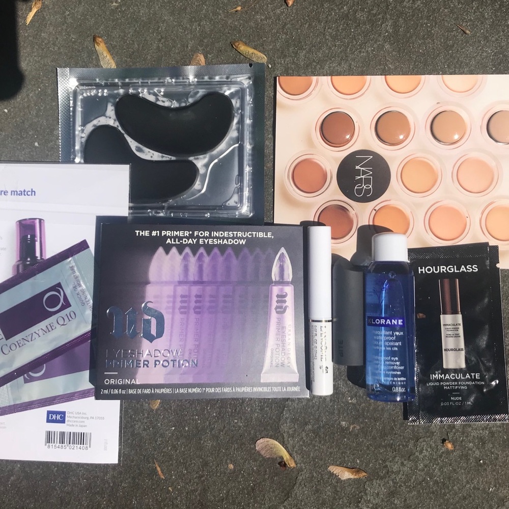 8-piece night out travel sized make up bundle